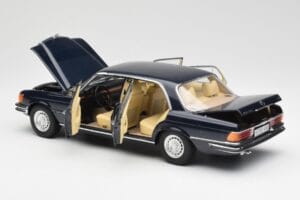 Mercedes 450 SEL 6.9 W116 Ciemnoniebieski Revell 1:18 8956 Metal — zdjęcie 5 z 8