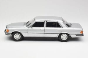 Mercedes 450 SEL 6.9 W116 Srebrny Revell 1:18 8955 Metal — zdjęcie 4 z 8
