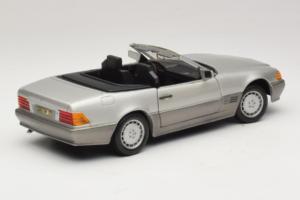 Mercedes SL 500 R129 Srebrny Revell 1:18 8801-P1 Metal — zdjęcie 3 z 8