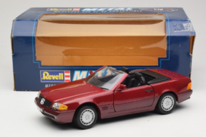 Mercedes 500 SL R129 Ciemnoczerwony Revell 1:18 8801 Metal — zdjęcie 8 z 8