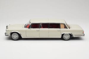 Mercedes 600 Pullman W100 Jasnoszary NZG 1:18 B66040708 Metal — zdjęcie 4 z 8