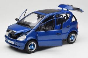 Mercedes A-Class W168 Ciemny Niebieski Maisto 1:18 B66005219 Metal — zdjęcie 2 z 8