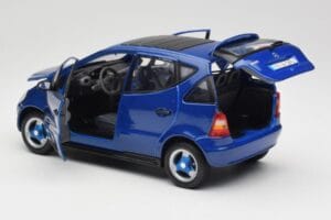Mercedes A-Class W168 Ciemny Niebieski Maisto 1:18 B66005219 Metal — zdjęcie 5 z 8