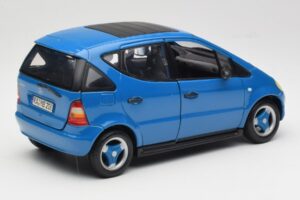 Mercedes A-Class W168 Jasnoniebieski Maisto 1:18 37800-M5 Metal — zdjęcie 3 z 8