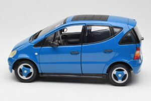 Mercedes A-Class W168 Jasnoniebieski Maisto 1:18 37800-M5 Metal — zdjęcie 4 z 8