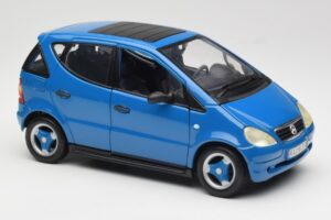 Mercedes A-Class W168 Jasnoniebieski Maisto 1:18 37800-M5 Metal — zdjęcie 6 z 8