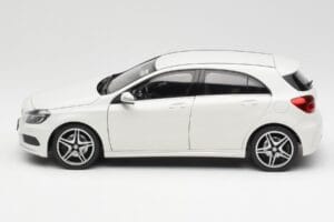 Mercedes A-Class W176 Cirrus Biały Norev 1:18 B66960126 Metal — zdjęcie 4 z 8