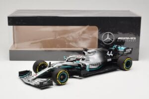 Mercedes AMG Petronas W10 #44 L. Hamilton F1 World Champion Dealer Edition 2019 Minichamps 1:18 B66960567 Metal — zdjęcie 7 z 7