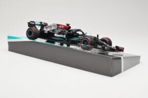 Mercedes AMG Petronas W12 E Performance #44 L. Hamilton Bahrain GP 2021 Minichamps 1:18 113210144 Metal — zdjęcie 4 z 6