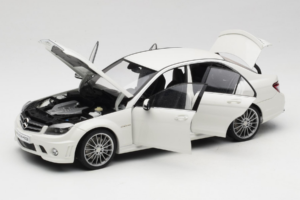 Mercedes AMG C63 W204 Biały AUTOart 1:18 72674-R1 Metal — zdjęcie 2 z 8
