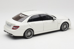 Mercedes AMG C63 W204 Biały AUTOart 1:18 72674-R1 Metal — zdjęcie 3 z 8