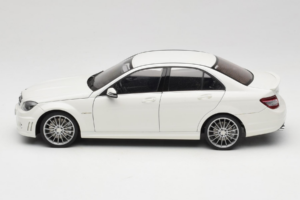 Mercedes AMG C63 W204 Biały AUTOart 1:18 72674-R1 Metal — zdjęcie 4 z 8