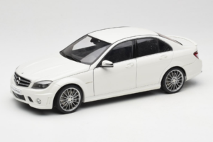 Mercedes AMG C63 W204 Biały AUTOart 1:18 72674-R1 Metal