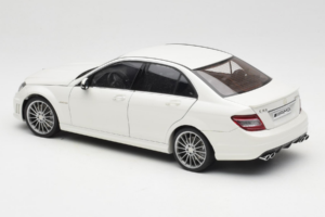 Mercedes AMG C63 W204 Biały AUTOart 1:18 72674-R1 Metal — zdjęcie 7 z 8