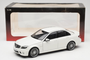 Mercedes AMG C63 W204 Biały AUTOart 1:18 72674-R1 Metal — zdjęcie 8 z 8