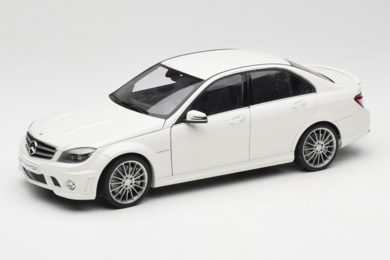 Mercedes AMG C63 W204 Biały AUTOart 1:18 72674-R1 Metal