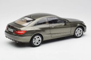 Mercedes E-Class Coupe C207 Titanite Szary Metalik Minichamps 1:18 B66962419 Metal — zdjęcie 3 z 8