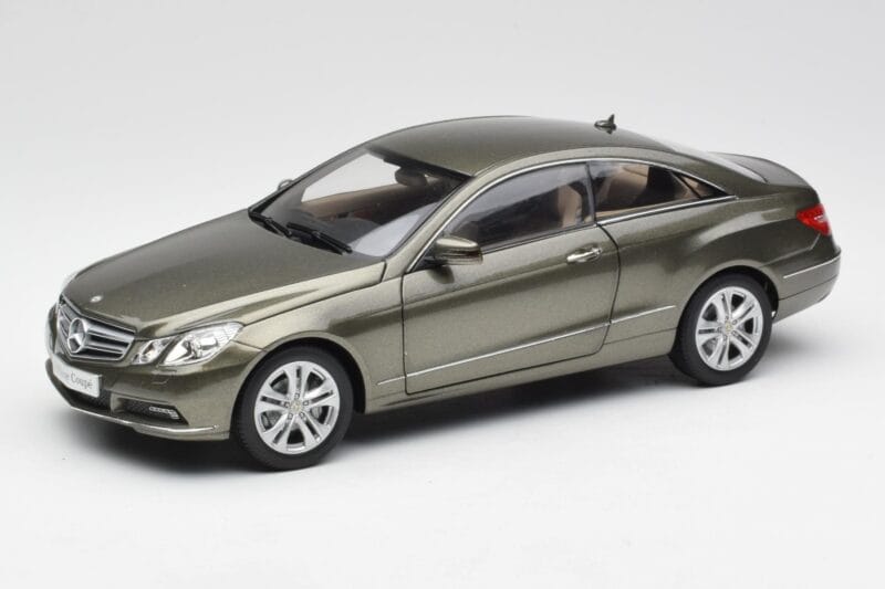 Mercedes E-Class Coupe C207 Titanite Szary Metalik Minichamps 1:18 B66962419 Metal