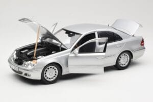 Mercedes E-Class W211 Srebrny Kyosho 1:18 B66962146 Metal — zdjęcie 2 z 8