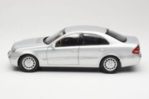 Mercedes E-Class W211 Srebrny Kyosho 1:18 B66962146 Metal — zdjęcie 4 z 8