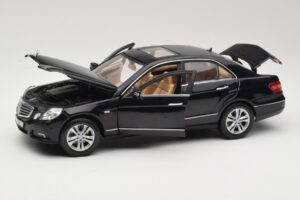 Mercedes E-Class W211 Czarny Maisto 1:18 31172 Metal — zdjęcie 2 z 8