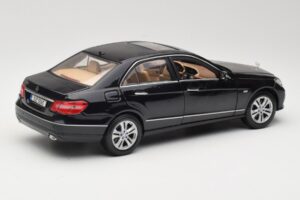 Mercedes E-Class W211 Czarny Maisto 1:18 31172 Metal — zdjęcie 3 z 8