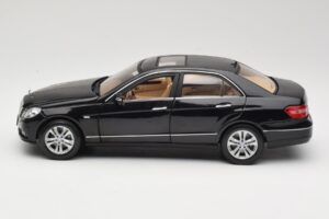 Mercedes E-Class W211 Czarny Maisto 1:18 31172 Metal — zdjęcie 4 z 8