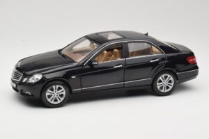 Mercedes E-Class W211 Czarny Maisto 1:18 31172 Metal