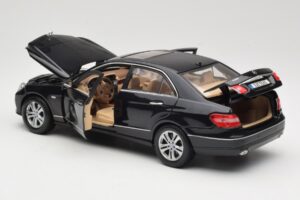 Mercedes E-Class W211 Czarny Maisto 1:18 31172 Metal — zdjęcie 5 z 8