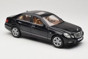 Mercedes E-Class W211 Czarny Maisto 1:18 31172 Metal — zdjęcie 6 z 8