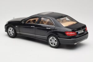 Mercedes E-Class W211 Czarny Maisto 1:18 31172 Metal — zdjęcie 7 z 8