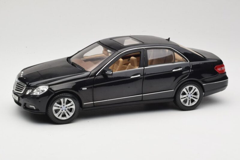 Mercedes E-Class W211 Czarny Maisto 1:18 31172 Metal