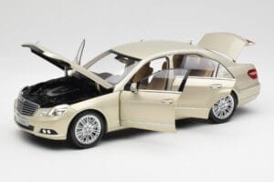 Mercedes E-Class W212 Elegance Pearl Beige Metalik Minichamps 1:18 B66960215 Metal — zdjęcie 2 z 8