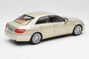 Mercedes E-Class W212 Elegance Pearl Beige Metalik Minichamps 1:18 B66960215 Metal — zdjęcie 3 z 8