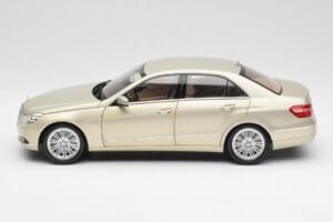 Mercedes E-Class W212 Elegance Pearl Beige Metalik Minichamps 1:18 B66960215 Metal — zdjęcie 4 z 8