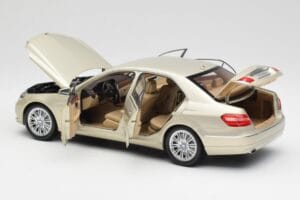 Mercedes E-Class W212 Elegance Pearl Beige Metalik Minichamps 1:18 B66960215 Metal — zdjęcie 5 z 8