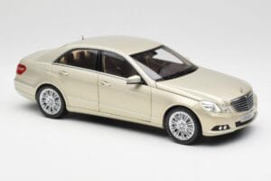 Mercedes E-Class W212 Elegance Pearl Beige Metalik Minichamps 1:18 B66960215 Metal — zdjęcie 6 z 8