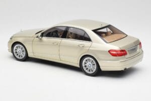 Mercedes E-Class W212 Elegance Pearl Beige Metalik Minichamps 1:18 B66960215 Metal — zdjęcie 7 z 8