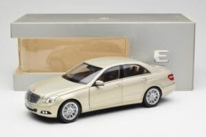 Mercedes E-Class W212 Elegance Pearl Beige Metalik Minichamps 1:18 B66960215 Metal — zdjęcie 8 z 8