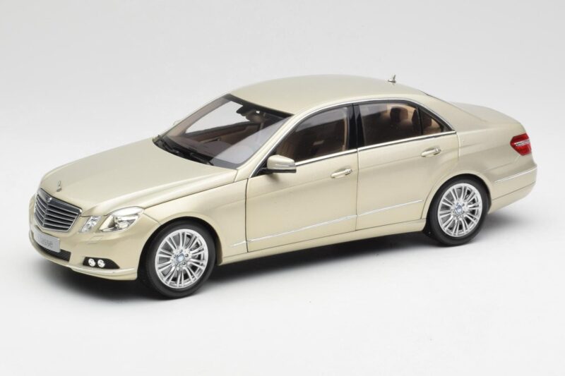 Mercedes E-Class W212 Elegance Pearl Beige Metalik Minichamps 1:18 B66960215 Metal