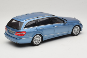 Mercedes E-Class W212 Estate Indigolith Metallic Blue Minichamps 1:18 B66962449 Metal — zdjęcie 3 z 8