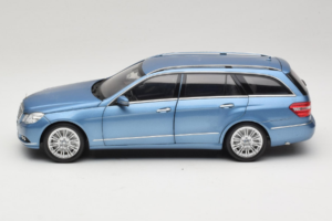 Mercedes E-Class W212 Estate Indigolith Metallic Blue Minichamps 1:18 B66962449 Metal — zdjęcie 4 z 8