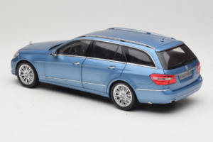 Mercedes E-Class W212 Estate Indigolith Metallic Blue Minichamps 1:18 B66962449 Metal — zdjęcie 7 z 8