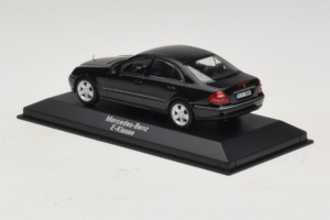Mercedes E-Class W211 Czarny Minichamps 1:43 B66961950 Metal — zdjęcie 3 z 4