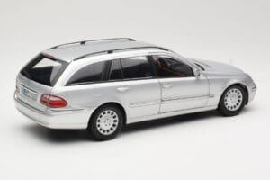 Mercedes E320 T-Modell S210 Elegance Srebrny Kyosho 1:18 B66962166 Metal — zdjęcie 3 z 8