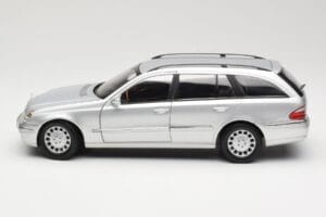 Mercedes E320 T-Modell S210 Elegance Srebrny Kyosho 1:18 B66962166 Metal — zdjęcie 4 z 8