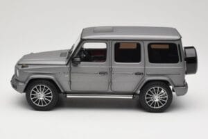 Mercedes G-Class G500 W463A Designo Platinum Magno Minichamps 1:18 B66960811 Metal — zdjęcie 4 z 8