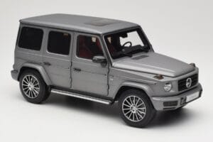 Mercedes G-Class G500 W463A Designo Platinum Magno Minichamps 1:18 B66960811 Metal — zdjęcie 6 z 8