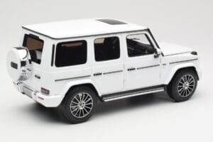 Mercedes G-Class G 500 W463A Diamond White Metallic Minichamps 1:18 113037111 Metal — zdjęcie 3 z 8