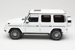 Mercedes G-Class G 500 W463A Diamond White Metallic Minichamps 1:18 113037111 Metal — zdjęcie 4 z 8